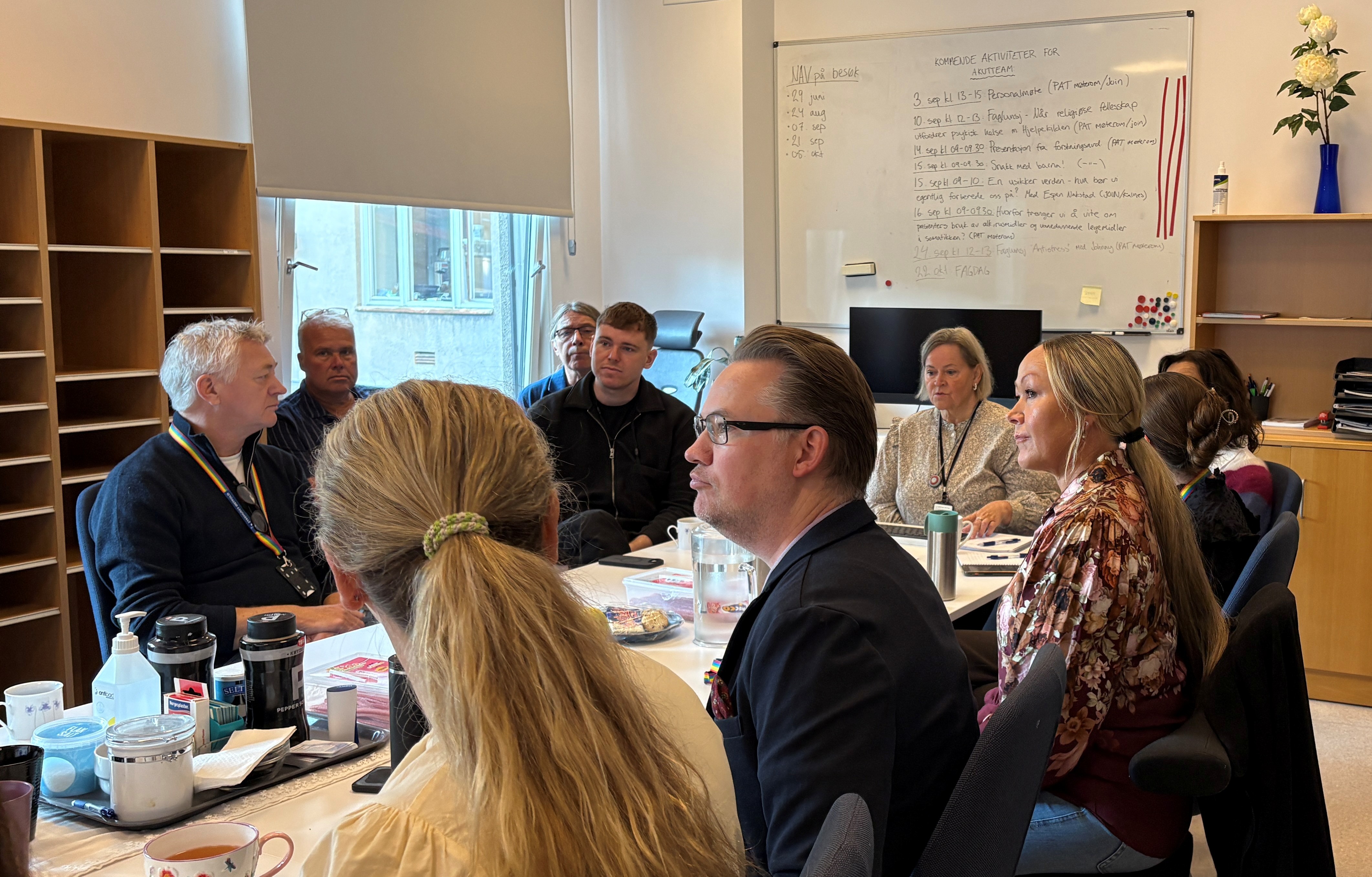 En gruppe mennesker som sitter rundt et bord