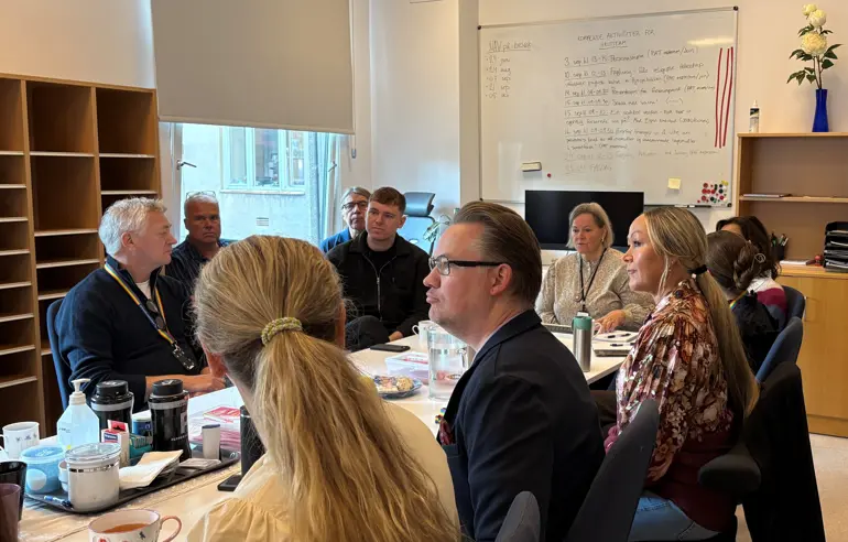 En gruppe mennesker som sitter rundt et bord