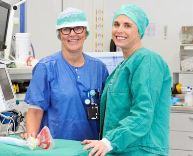 Et par kvinner i scrubs