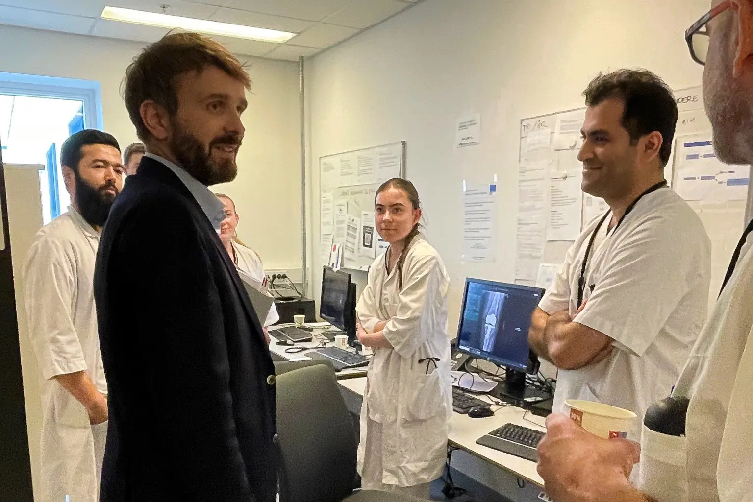 En gruppe personer i et rom