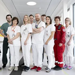 En gruppe mennesker som poserer for et bilde