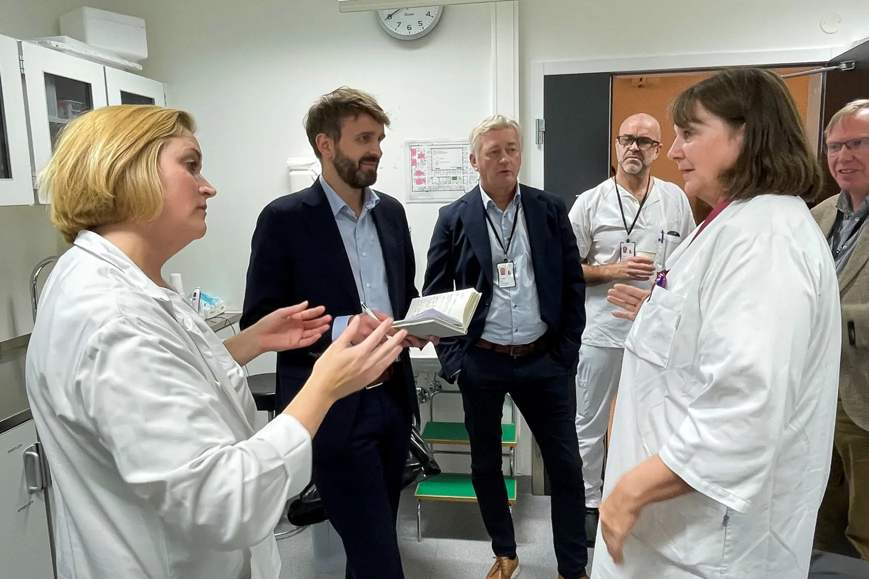 En gruppe personer i et rom