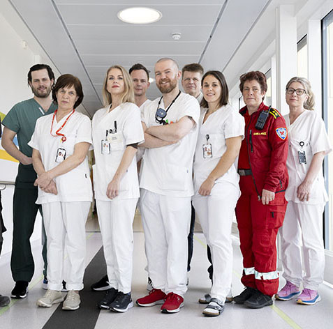 Medarbeidere fra forskjellige fagområder i en korridor