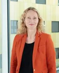 En person i rød frakk