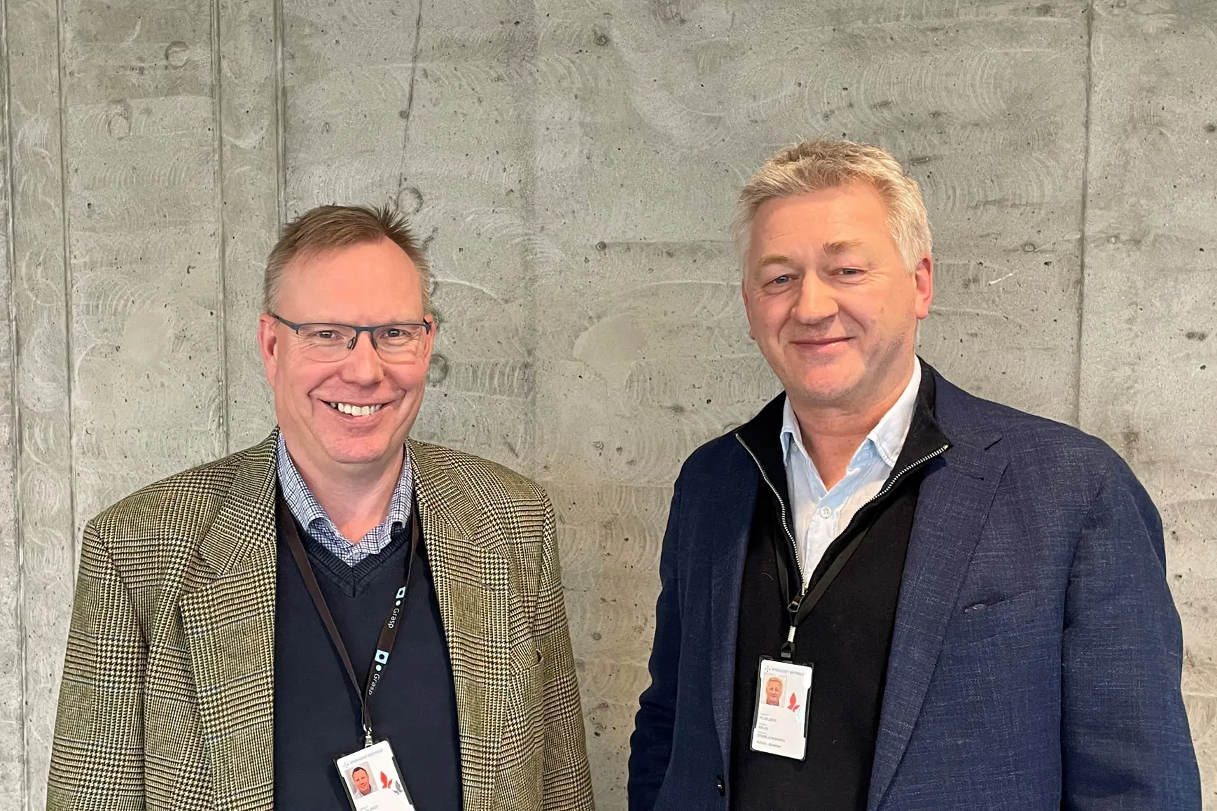 Et par menn som smiler