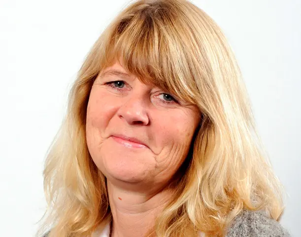 En kvinne med blondt hår