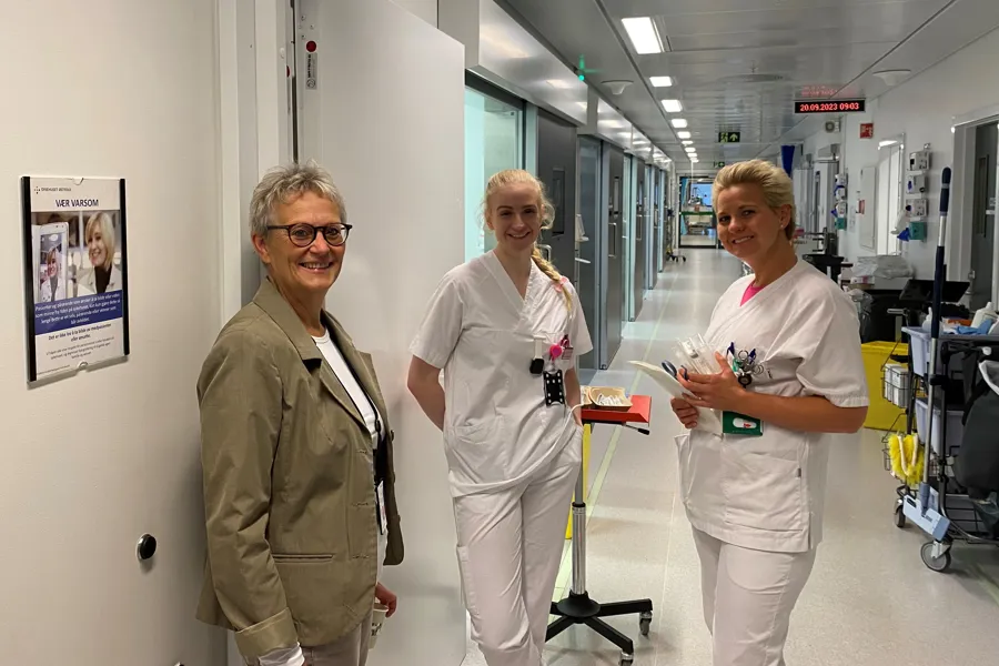 En gruppe mennesker i hvite labfrakker