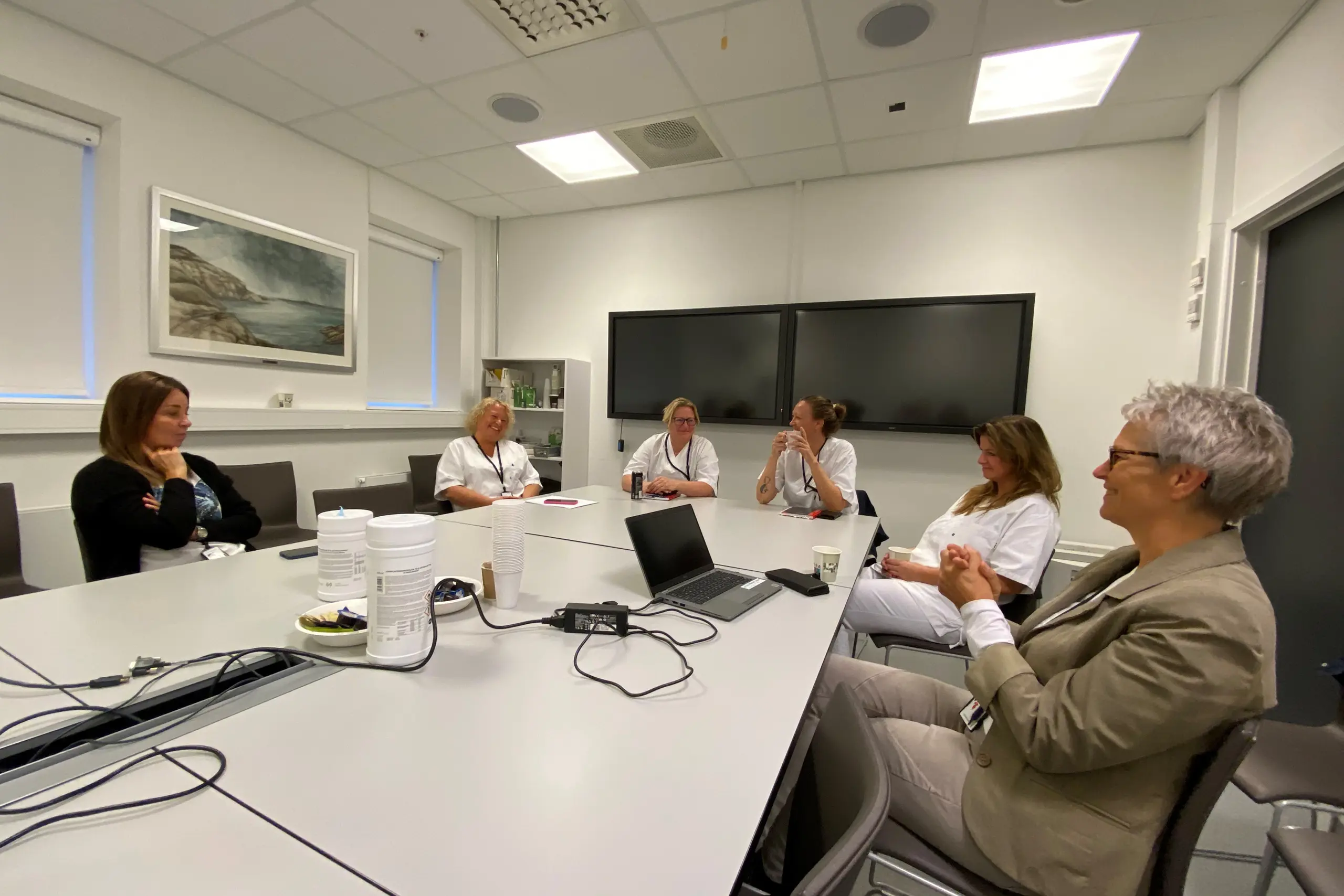 En gruppe mennesker som sitter rundt et bord