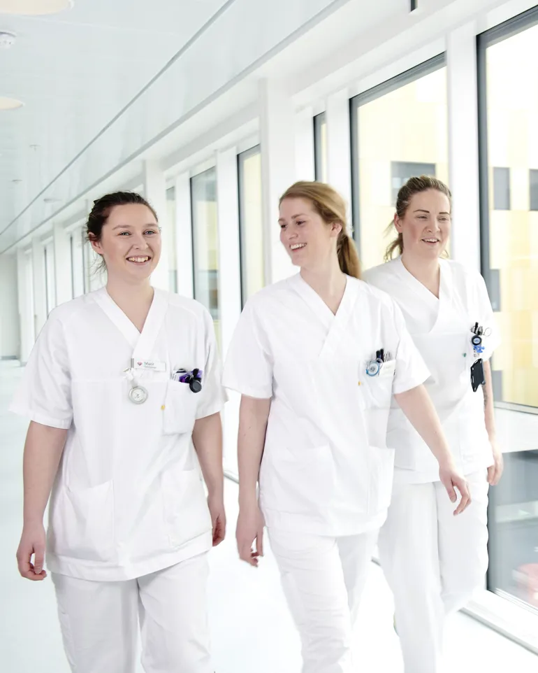 En gruppe kvinner i hvite labfrakker