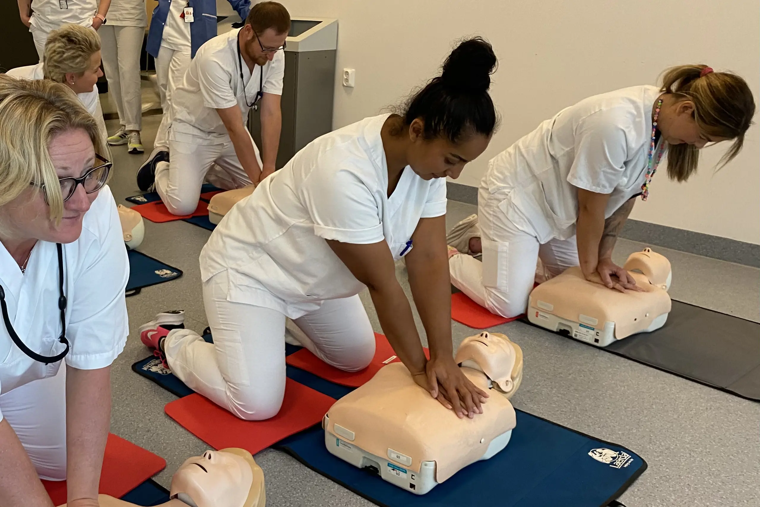 En gruppe mennesker i et rom