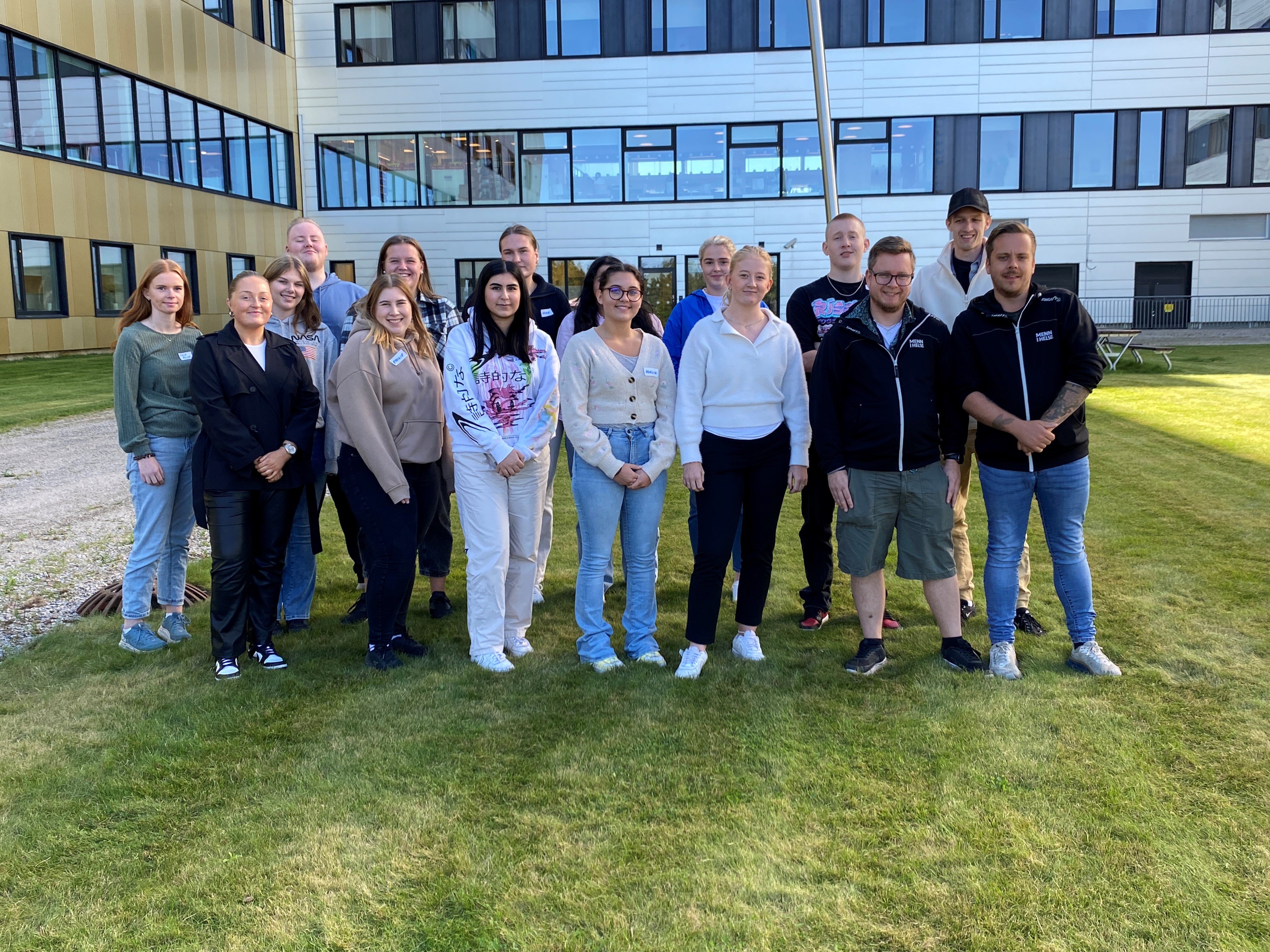 Nye lærlinger i helsearbeiderfag.