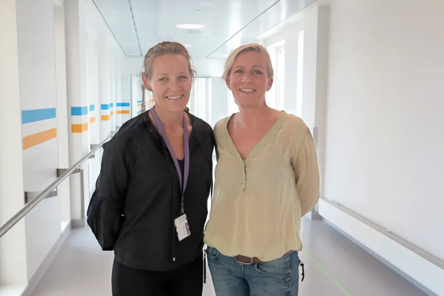 Et par kvinner smiler