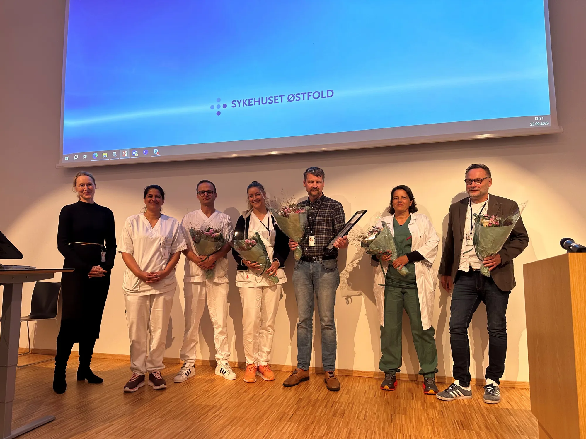 En gruppe mennesker som poserer for et bilde