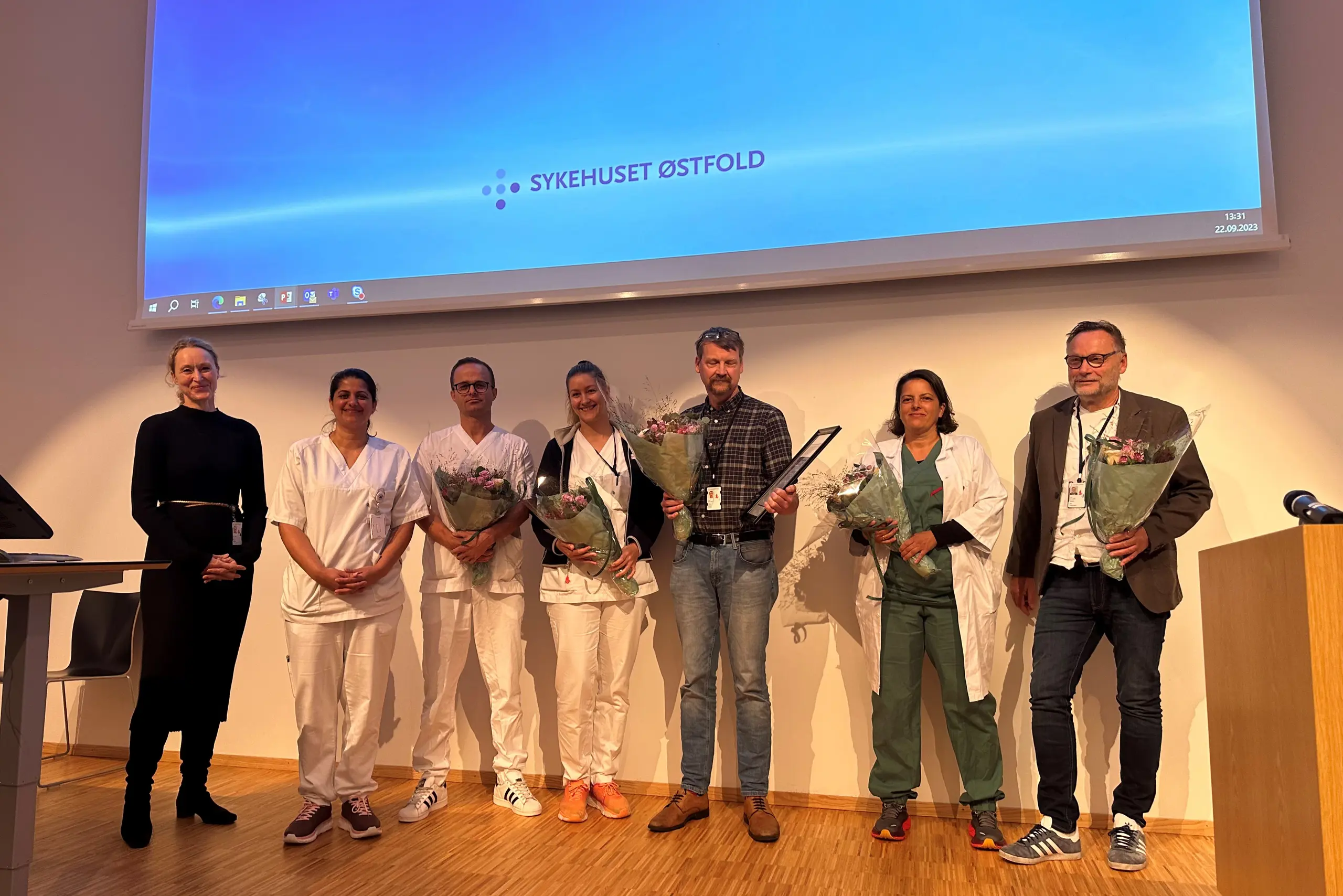 En gruppe mennesker som poserer for et bilde