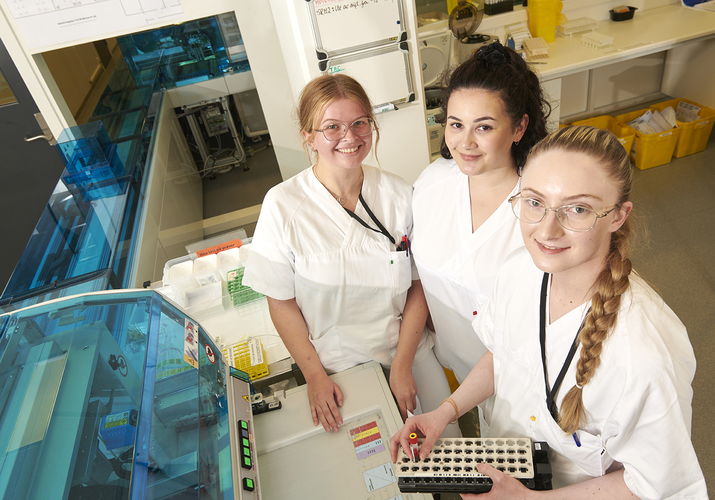 Bilde av tre medarbeidere som smiler til kamera