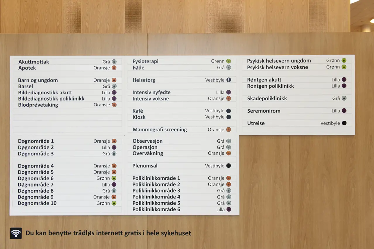 Bilde av informasjonstavlen i vestibylen