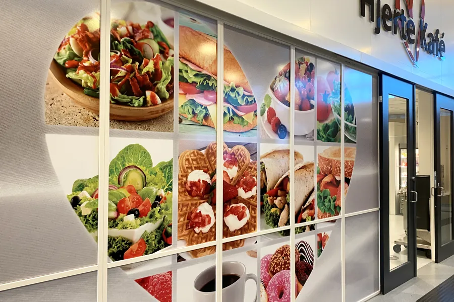Bilde av det store hjertet på utsiden av Hjerte kafe på kalnes