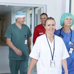 Medarbeidere i korridor