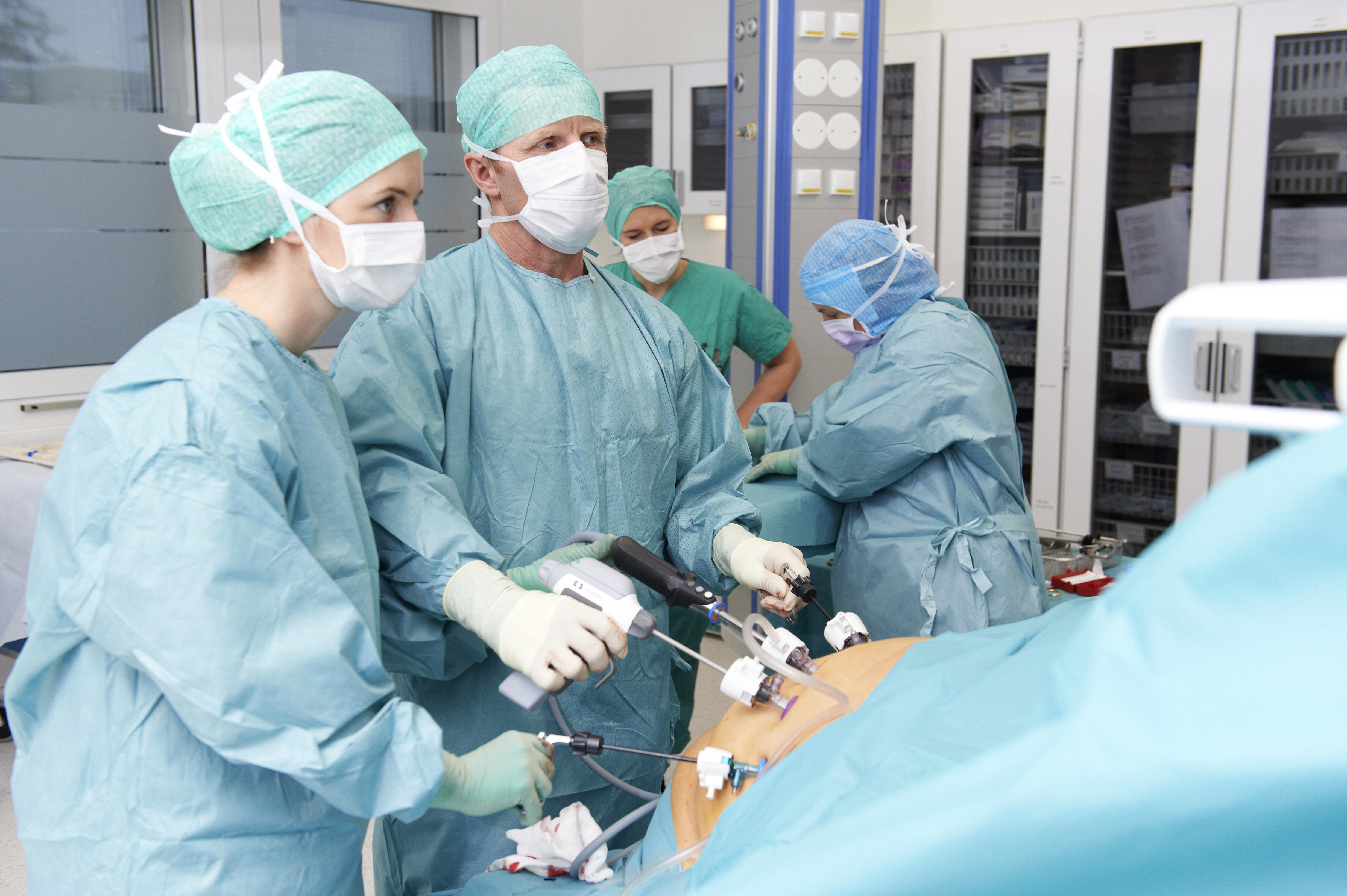 Bilde av kirurger som opererer med kikkhullteknikk