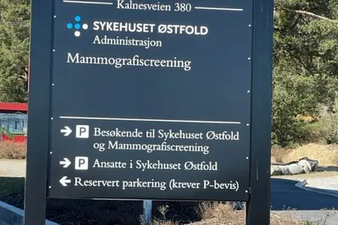 Bilde av skilt foran Kalnes samfunnsbygg