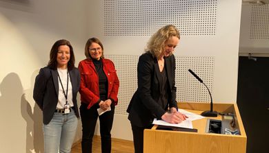 Anette Siebenherz, Lindis Burheim og Hege Gjessing ved signering