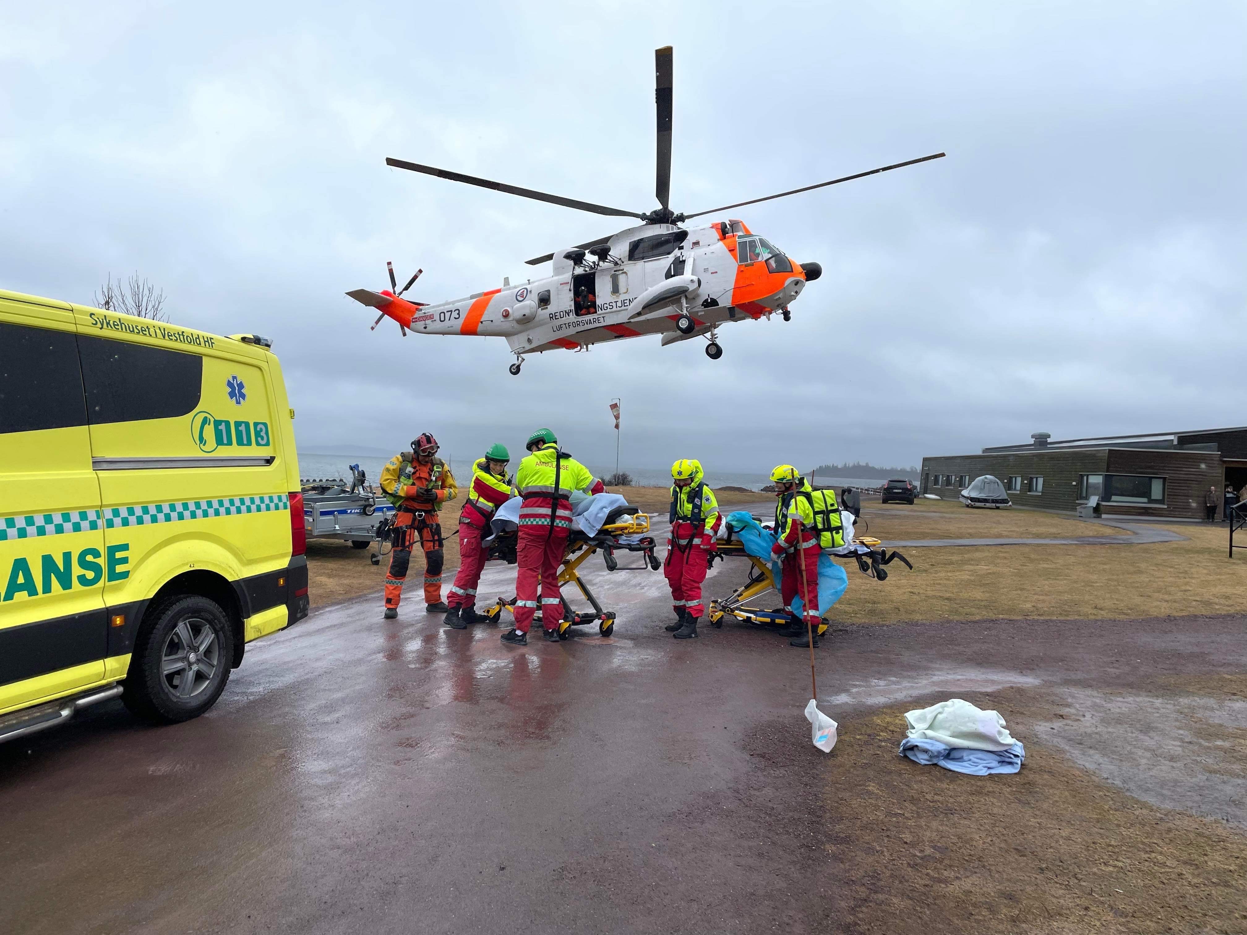 Bringer pasient til sea king-helikopter