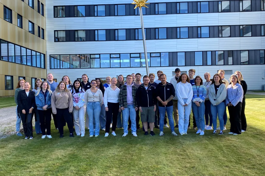 Bilde av lærlinger tatt ute på gressplenen bak Kalnes