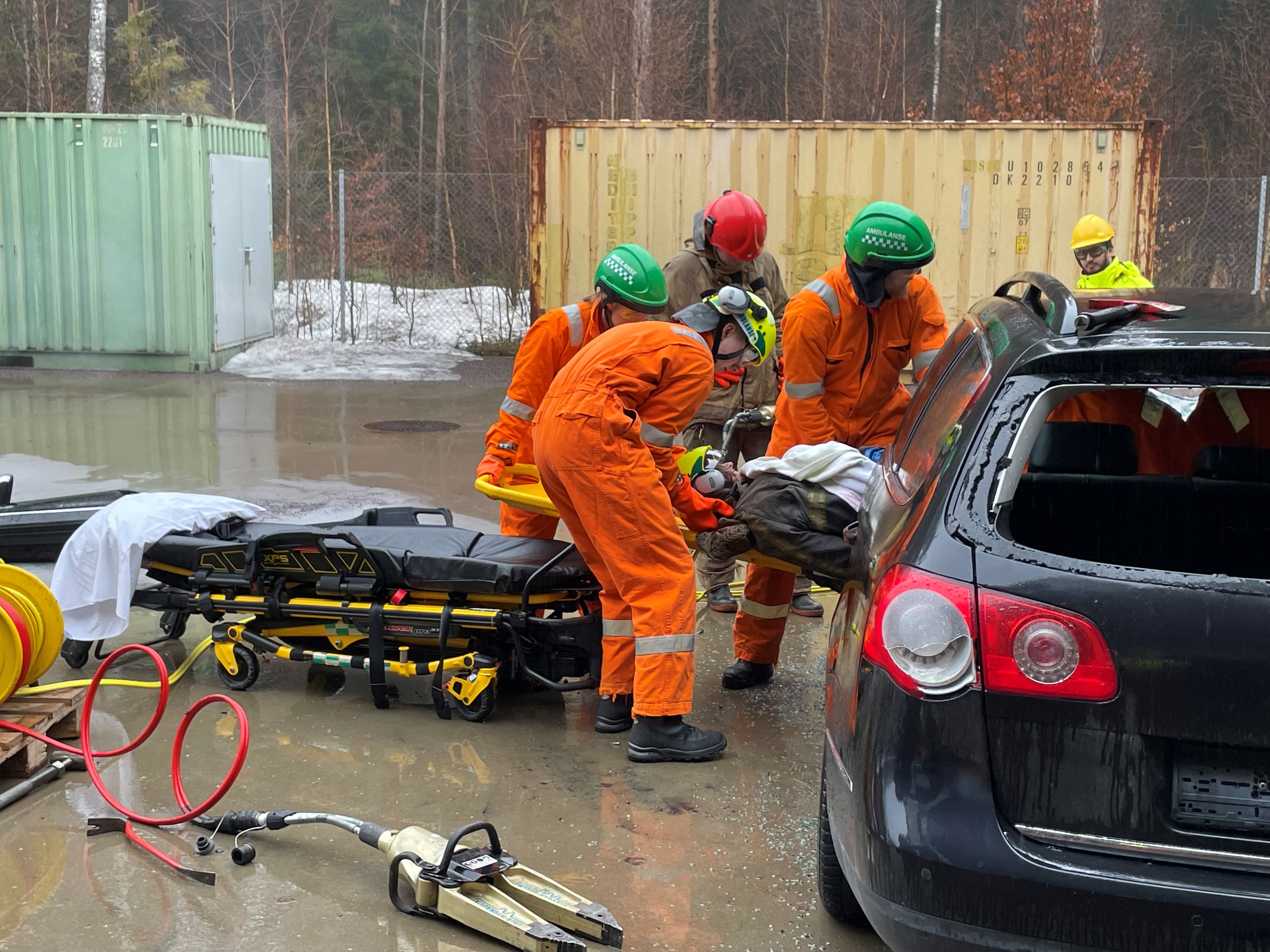 Henter skadd person fra bil