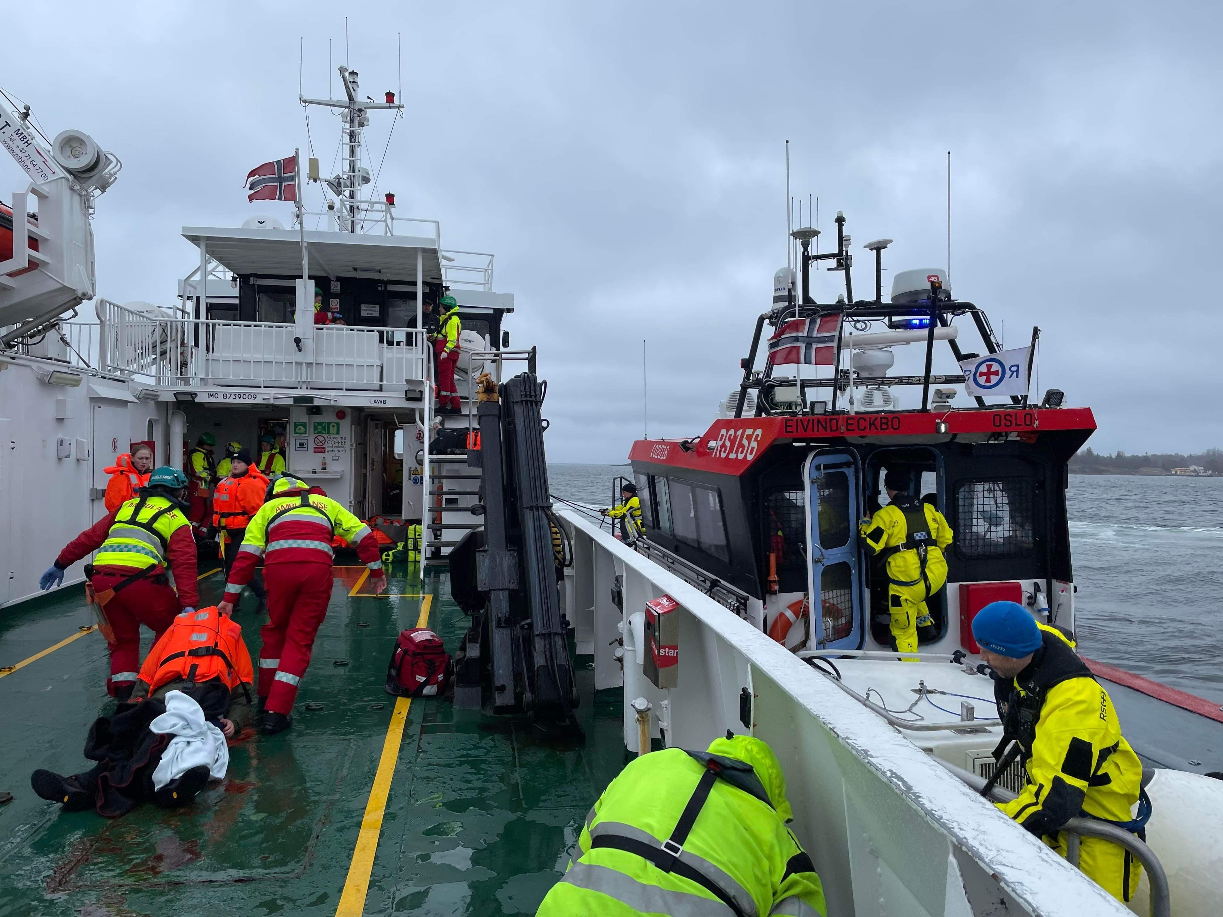 Frakter pasient inn på båt