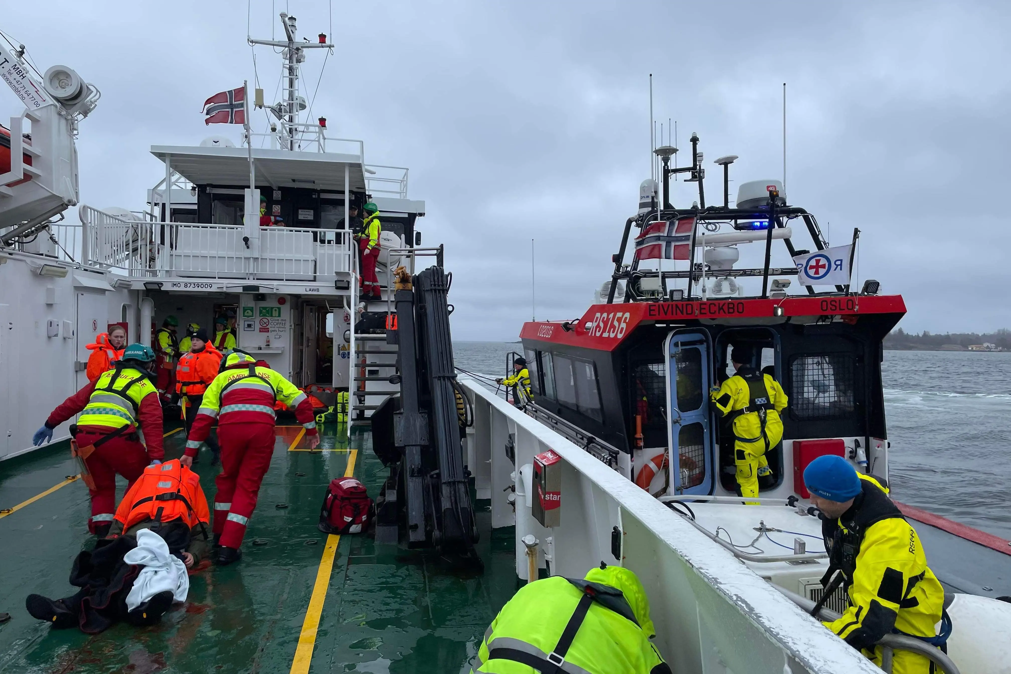 Frakter pasient inn på båt