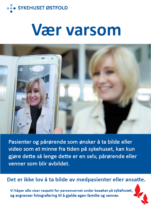 Bilde av en plakat  med  hvor det står at man skal være varsom og ikke ta bile av pasienter  og ansatte