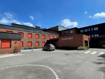 En bil parkert foran en bygning