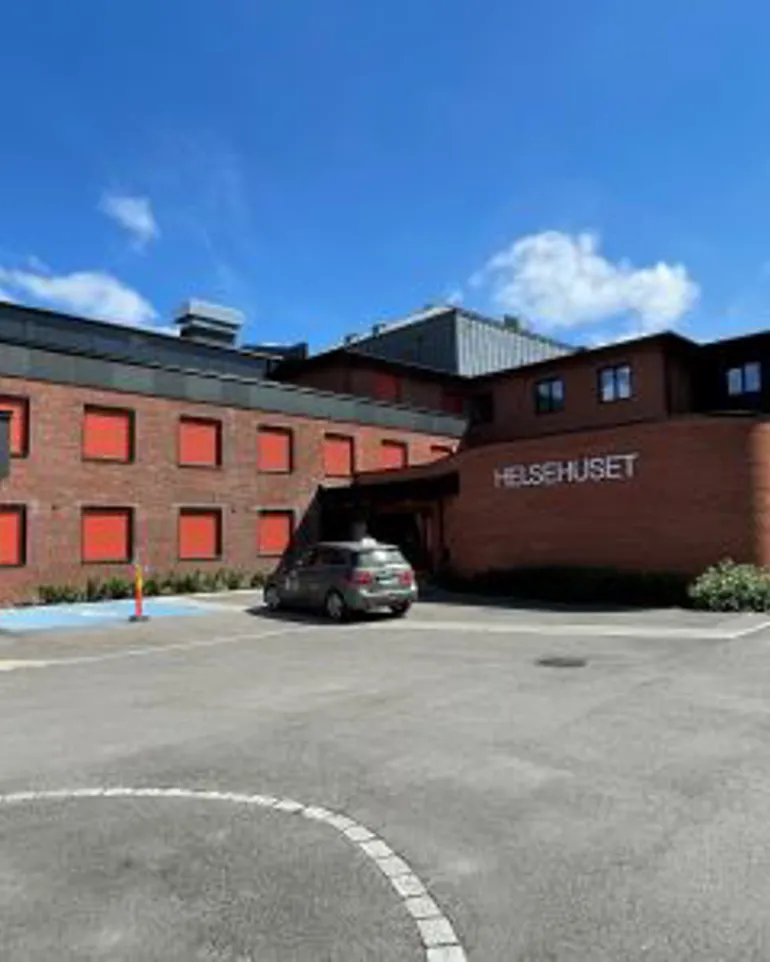 En bil parkert foran en bygning