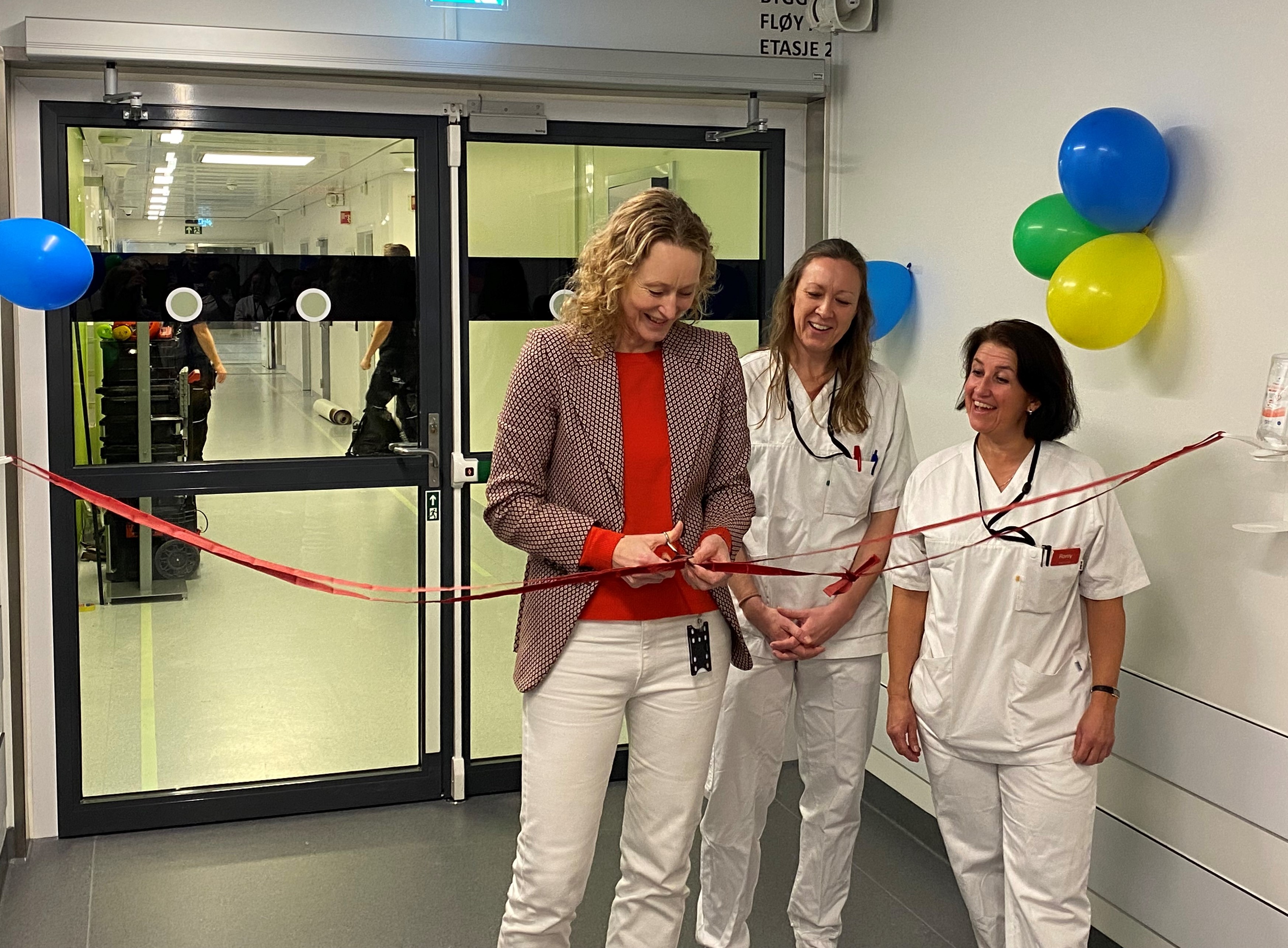 Hege Gjessing klipper snoren