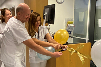 Overlege Frede Frihagen og fagutviklingssykepleier Denisa Velic klipper snoren