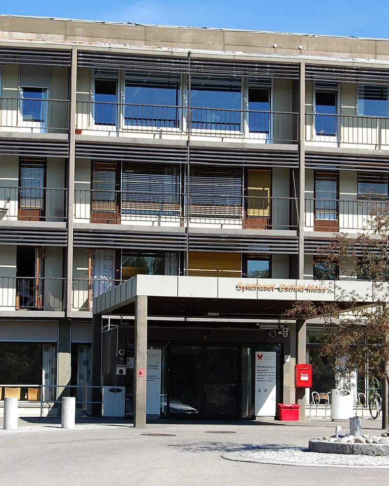 En bygning med mange vinduer