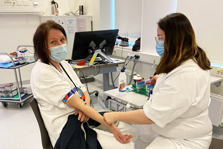 Oppstart forskningsprosjekt av koronavaksinerte. Mona Martinsen og Camilla Tøvik Jørgensen