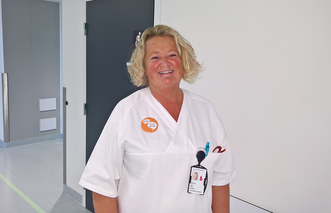 Sykehusmedarbeider med button 1