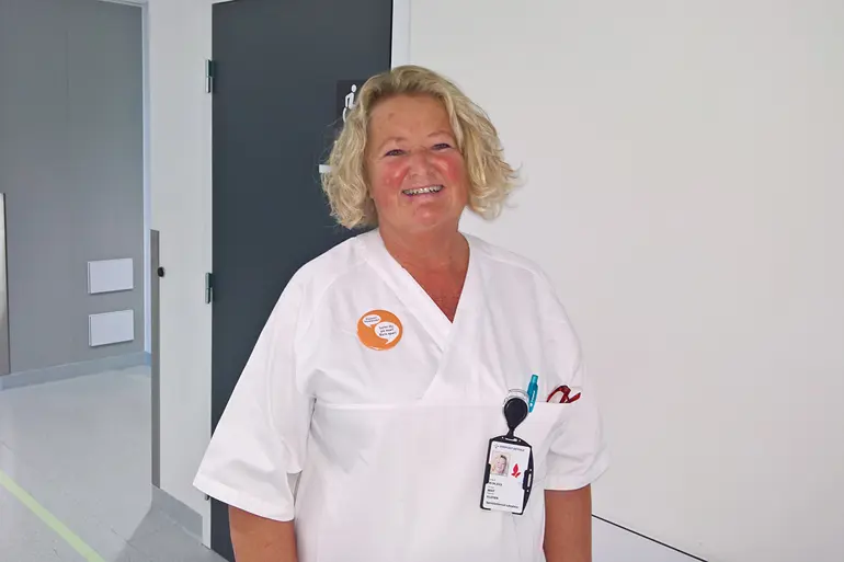 Sykehusmedarbeider med button 1