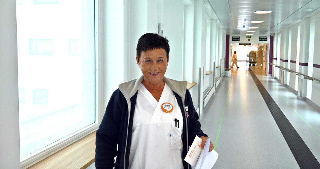 Sykehusmedarbeider med button 2