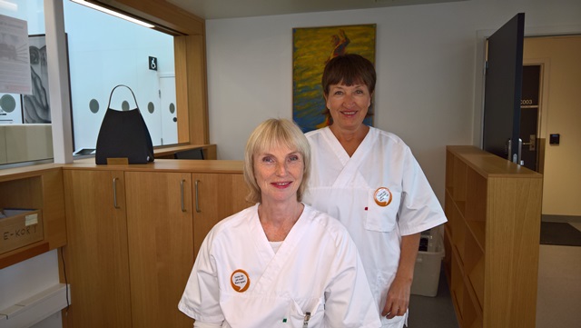 Sykehusmedarbeidere med button 