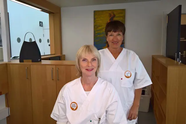 Sykehusmedarbeidere med button