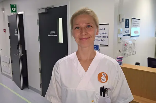 Sykehusmedarbeider med button 3