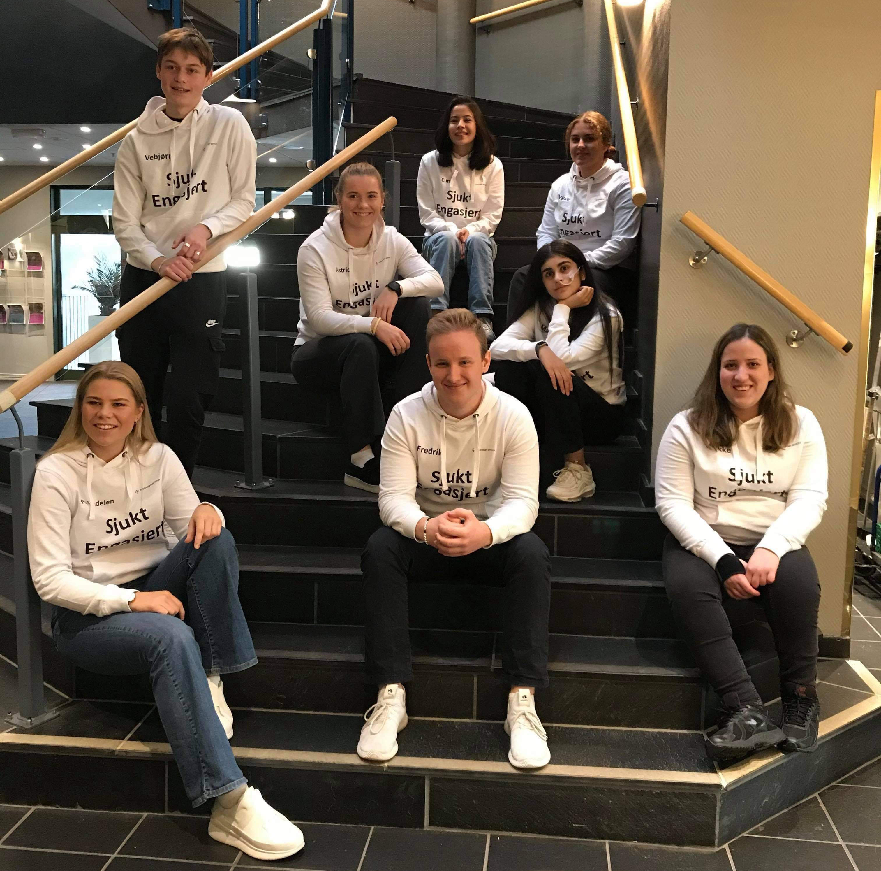 Ungdomsrådet sittende i en trapp
