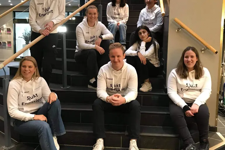 Ungdomsrådet sittende i en trapp