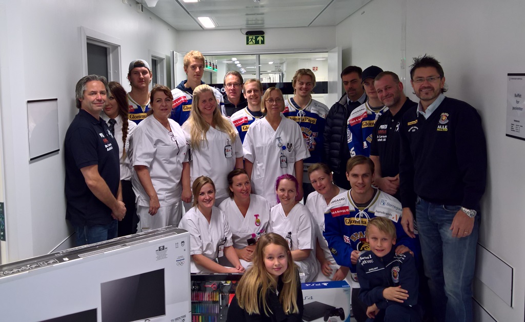 En gruppe mennesker som poserer for et bilde