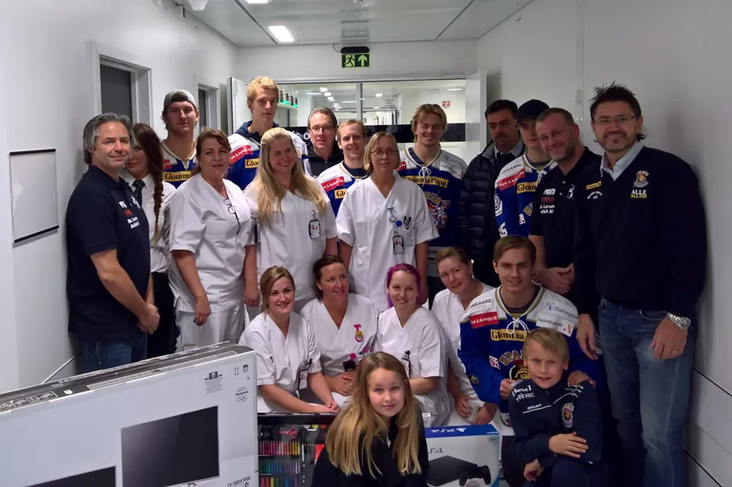 En gruppe mennesker som poserer for et bilde