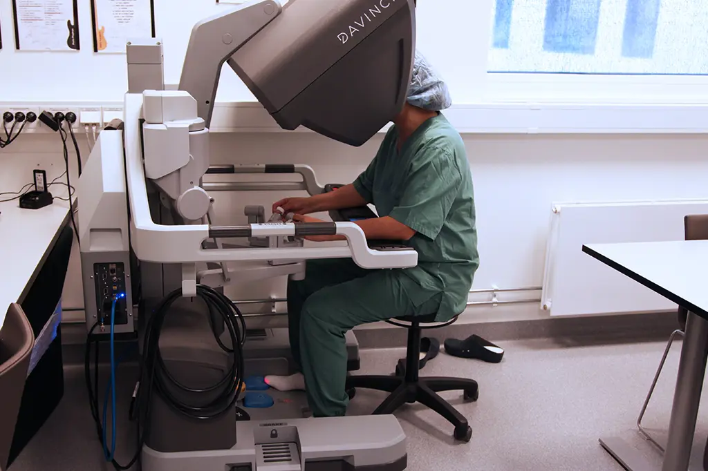 Konsoll til å styre operasjonsroboten