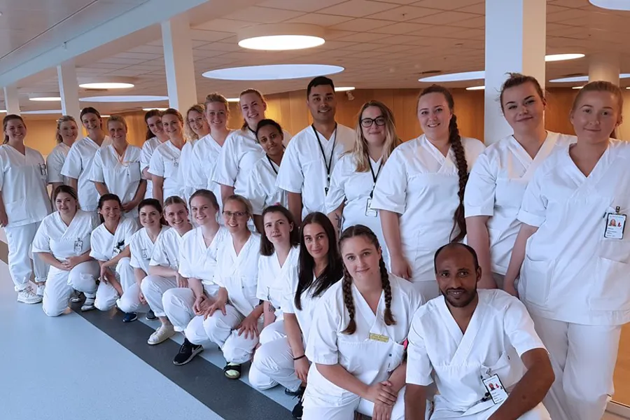 En gruppe mennesker iført hvite skjorter