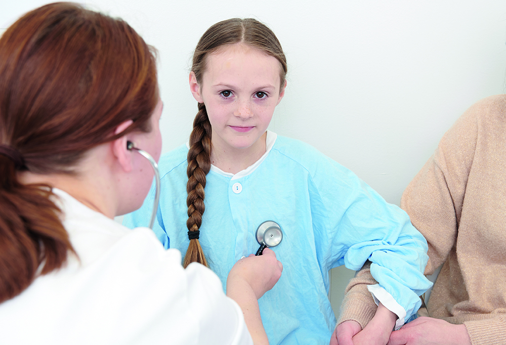 Bilde av en jente og lege med stetoskop